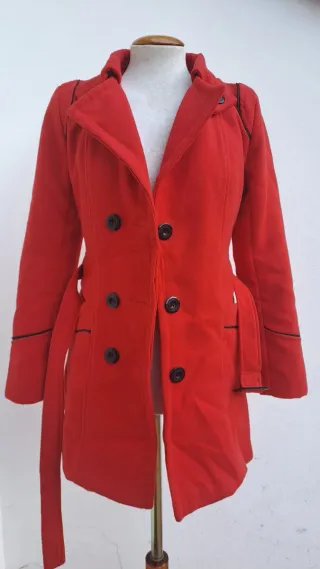 Abrigo rojo doble botonadura con cinturón