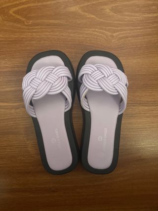 Sandalias violeta trenzadas