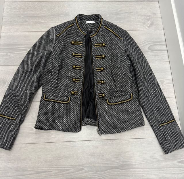 Chaqueta militar Promod gris y dorada