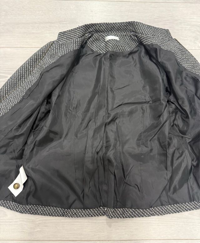 Chaqueta militar Promod gris y dorada