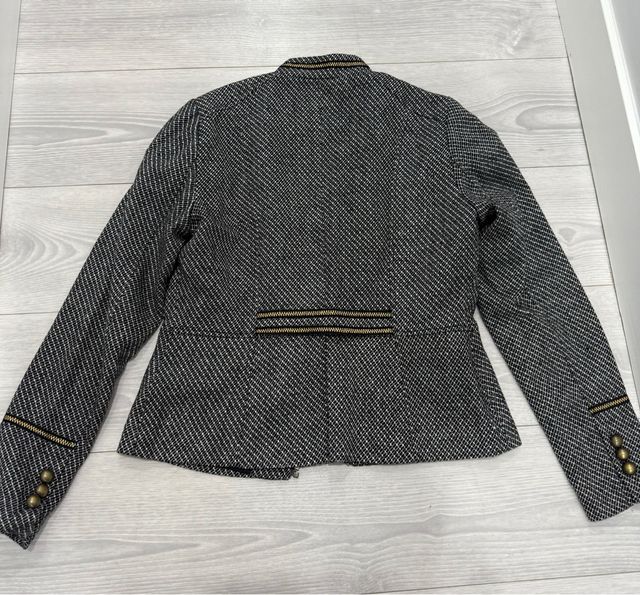 Chaqueta militar Promod gris y dorada