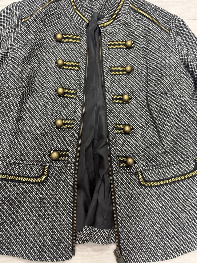 Chaqueta militar Promod gris y dorada