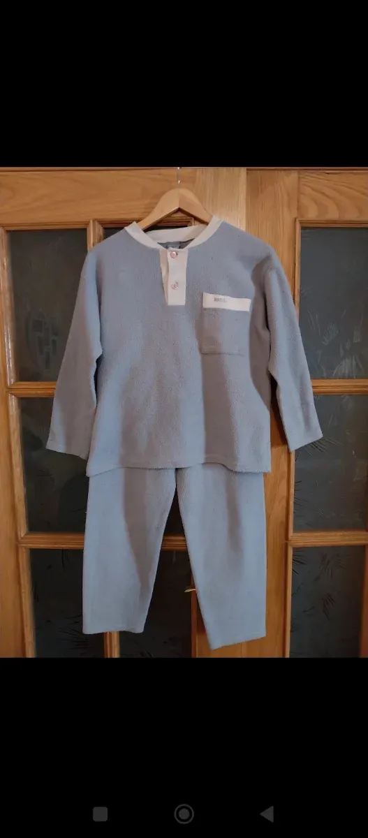 Pijama azul y blanco