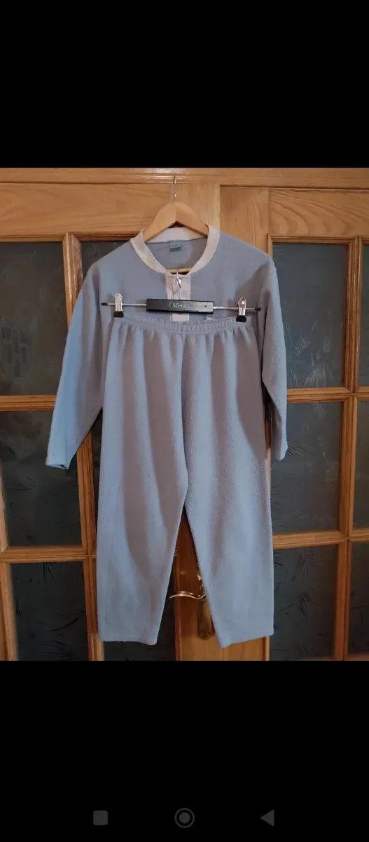 Pijama azul y blanco