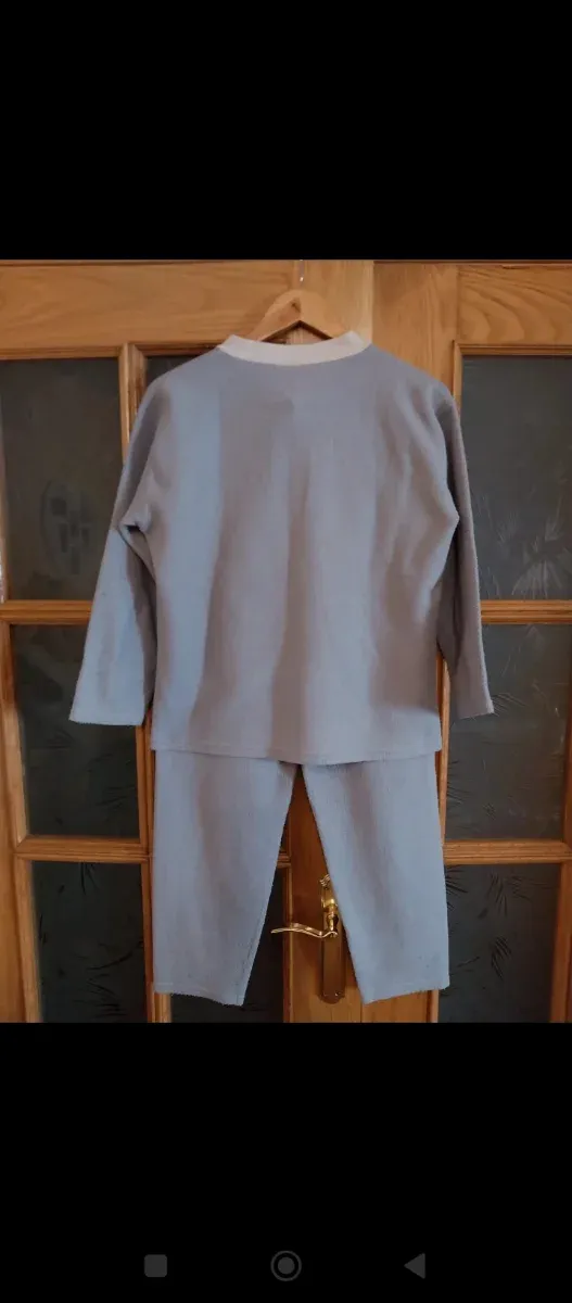 Pijama azul y blanco