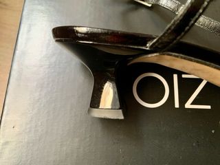 Zapatos destalonados Ezzioshoes charol piel.