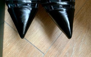 Zapatos destalonados Ezzioshoes charol piel.