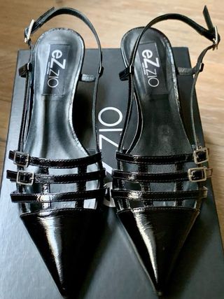 Zapatos destalonados Ezzioshoes charol piel.