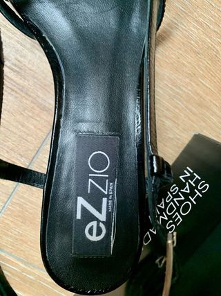 Zapatos destalonados Ezzioshoes charol piel.