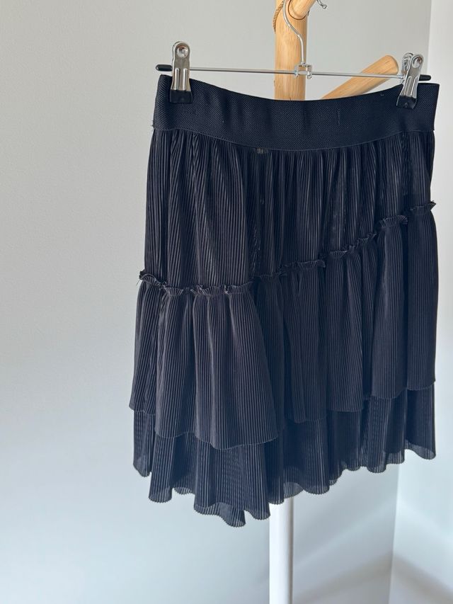 Falda negra plisada con volantes