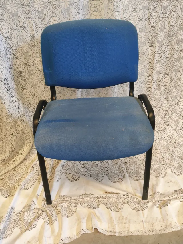 Sillones de oficina azul y negro