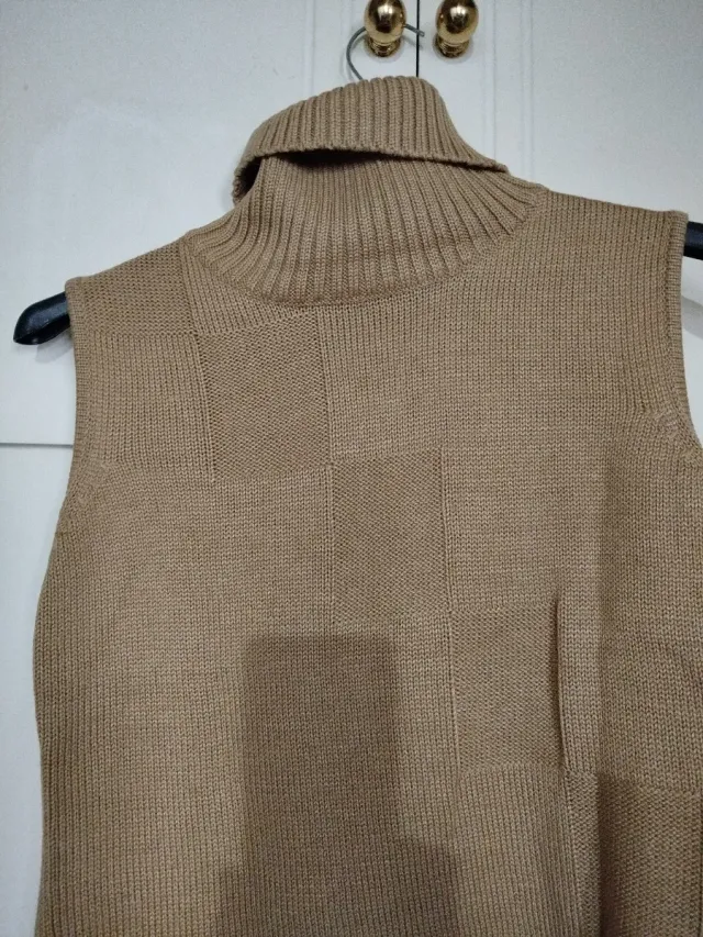 Jersey sin mangas cuello alto beige Talla M/L