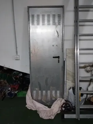 Puerta metálica industrial