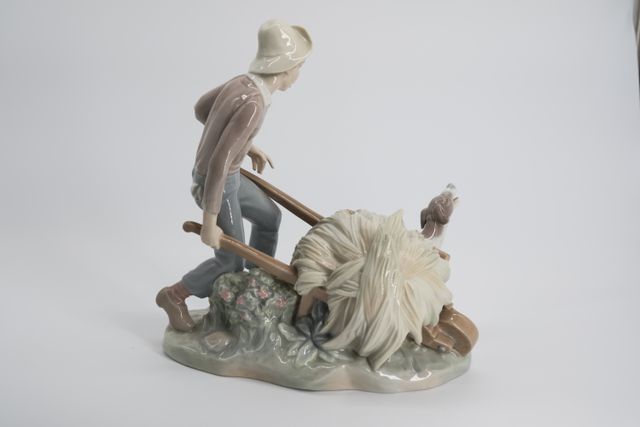 Lladró Niño con Carretilla y Perro