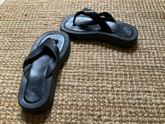 Sandalias negras polipiel planas