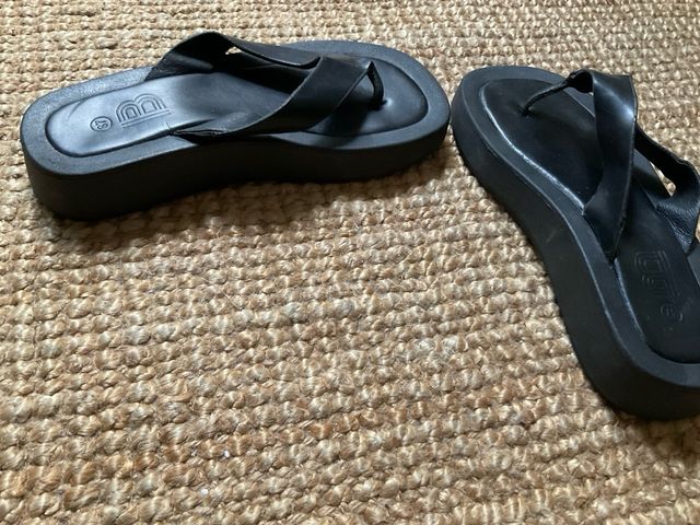 Sandalias negras polipiel planas