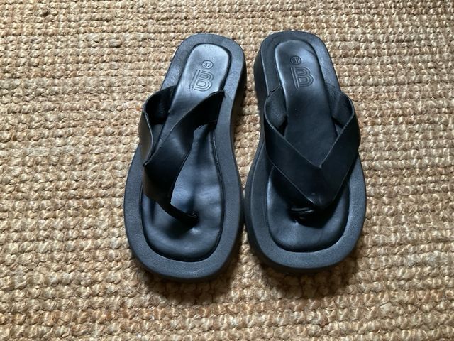 Sandalias negras polipiel planas