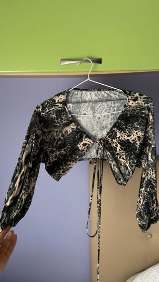 Top estampado serpiente