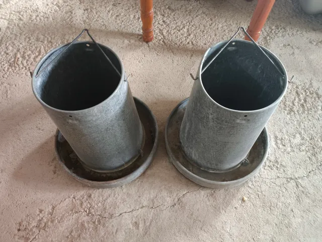 Comedero para gallinas de metal