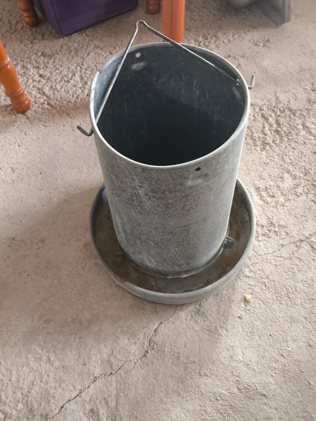 Comedero para gallinas de metal