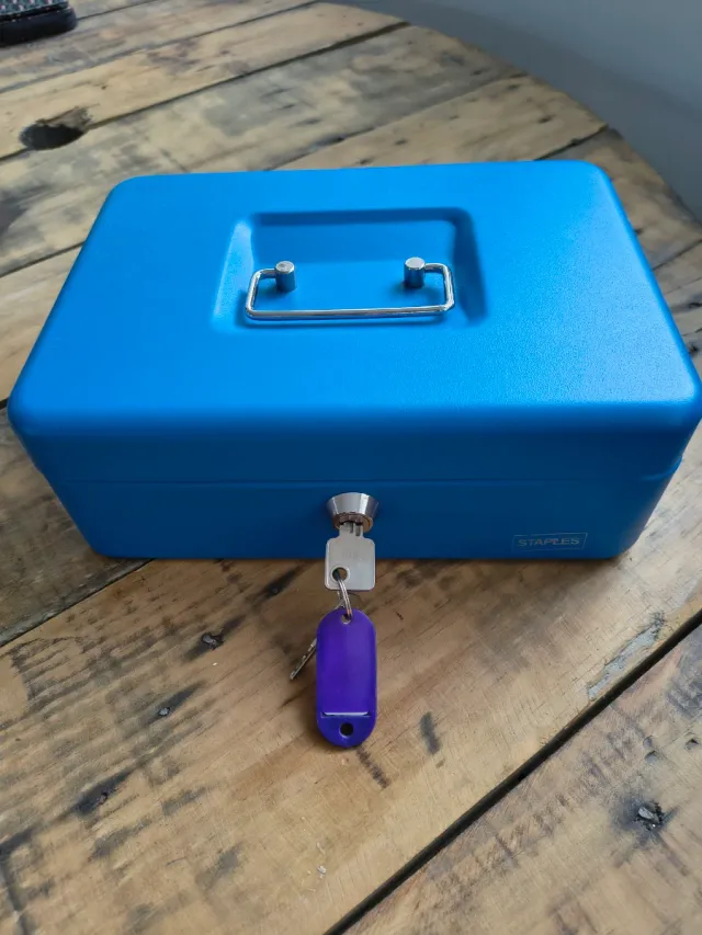 Caja Fuerte Metálica Azul con Llave. Nueva