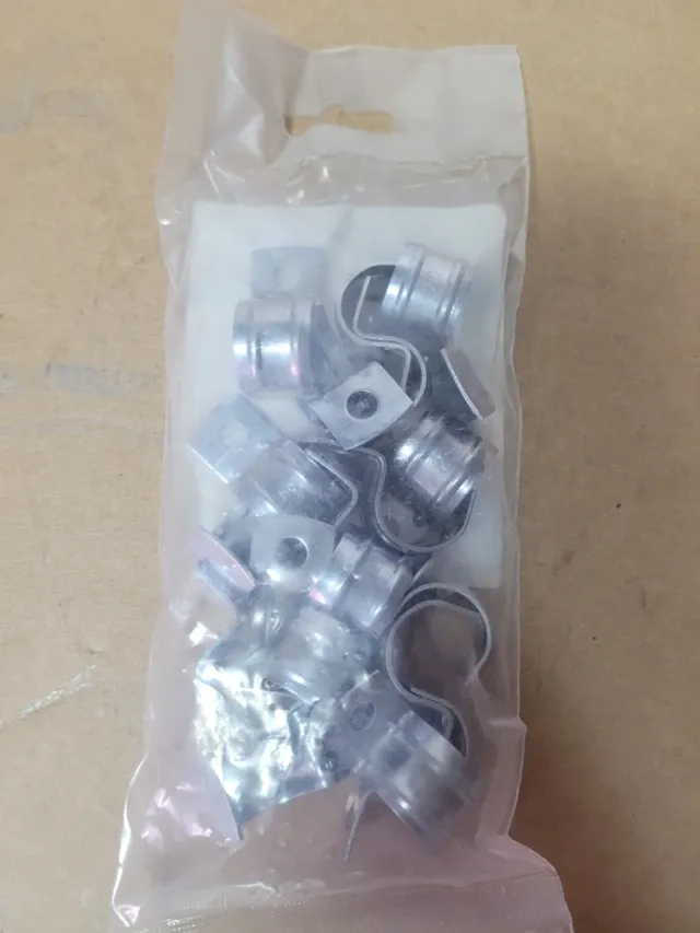 Lote de 45 paquetes de Grapas para tubería (Pack 1
