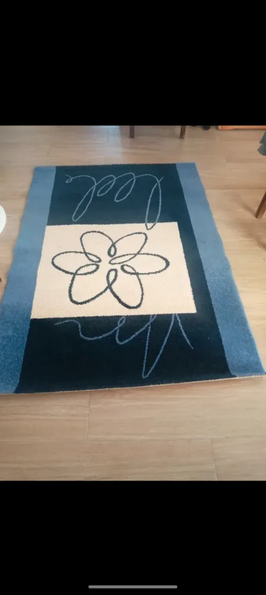 Alfombra diseño floral azul y beige