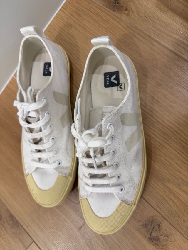Deportivas Veja Blancas y Beige
