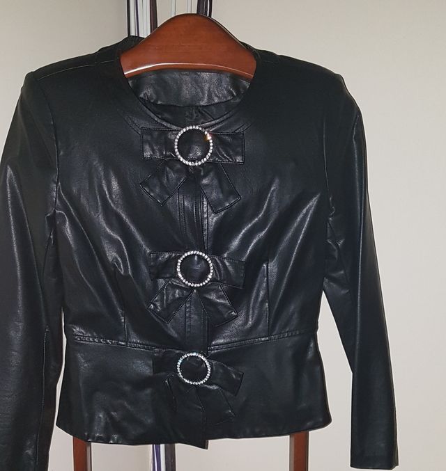 Chaqueta polipiel negra con adornos