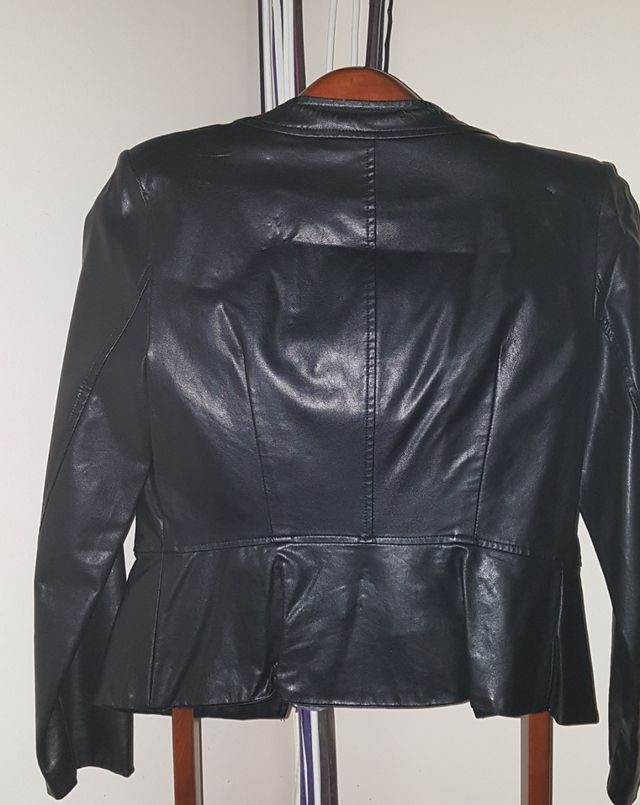 Chaqueta polipiel negra con adornos