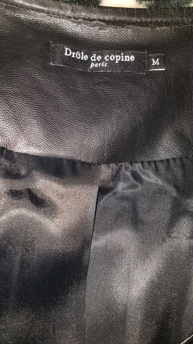 Chaqueta polipiel negra con adornos