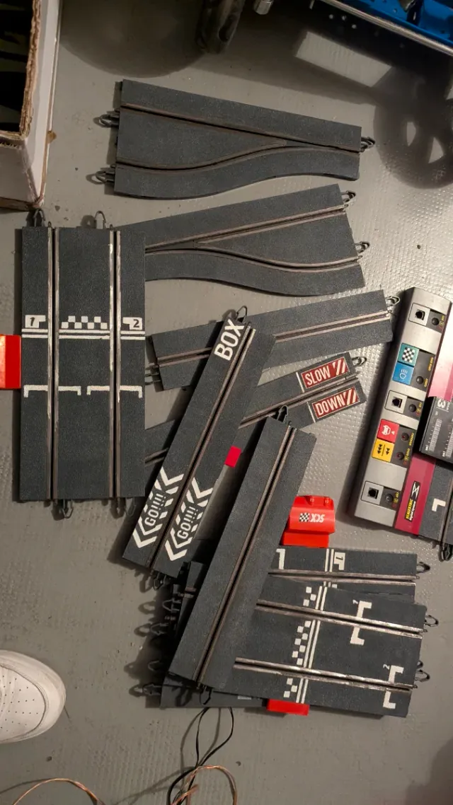 Box pit Scalextric con 4 piste di connessione