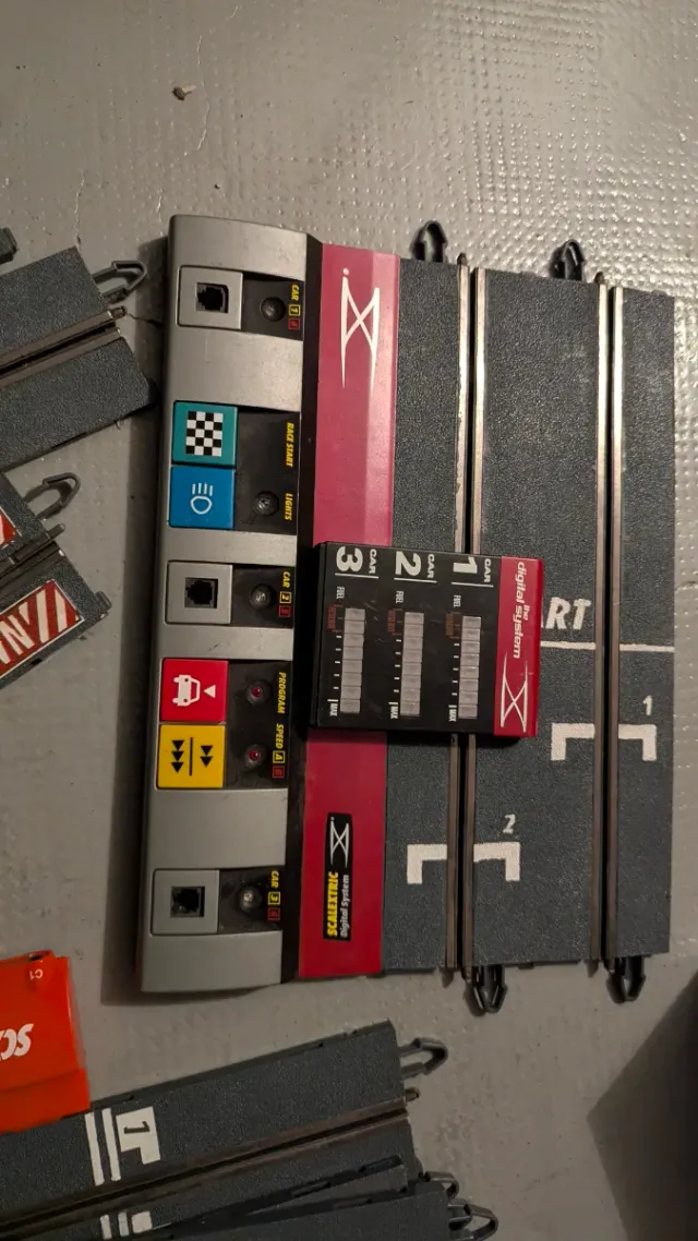 Box pit Scalextric con 4 piste di connessione