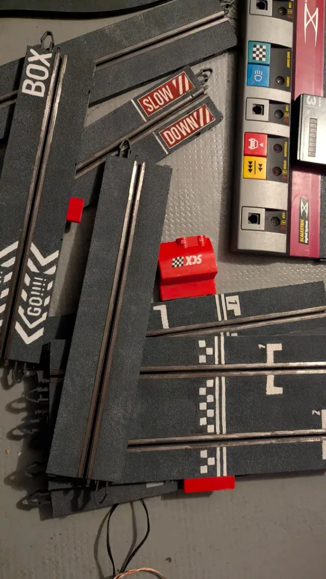 Box pit Scalextric con 4 piste di connessione