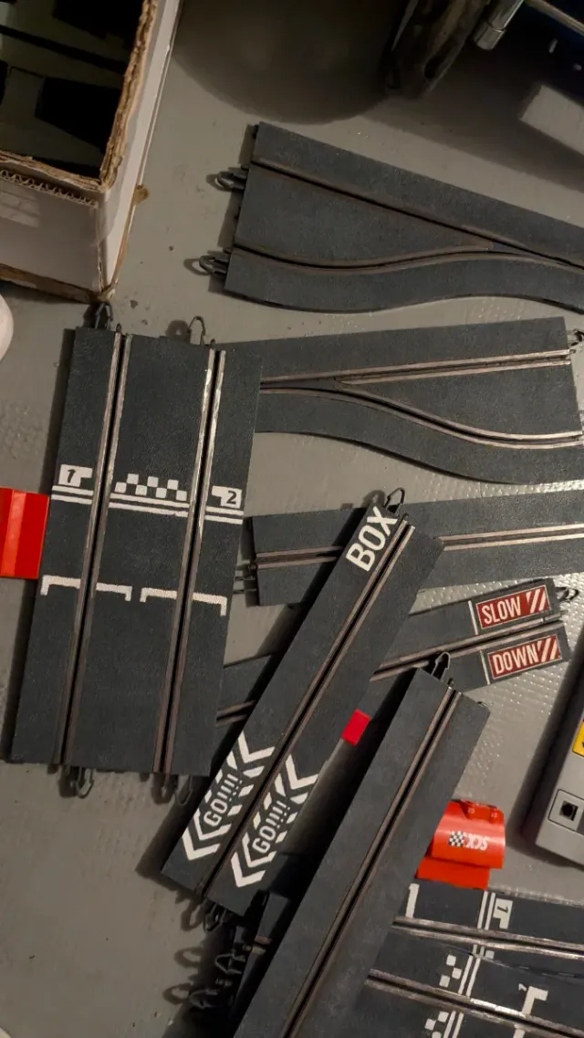 Box pit Scalextric con 4 piste di connessione