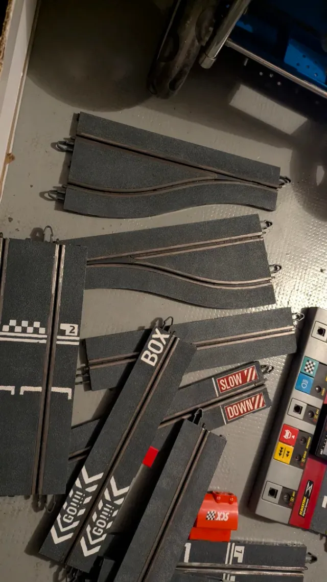 Box pit Scalextric con 4 piste di connessione