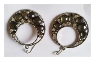 Pendientes plateados con piedras verdes