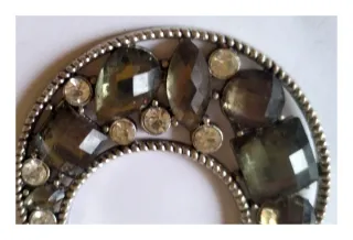 Pendientes plateados con piedras verdes