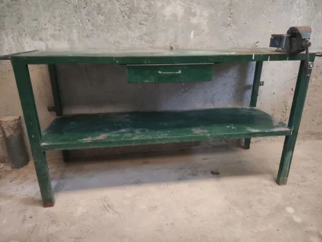 Banco de trabajo metálico verde
