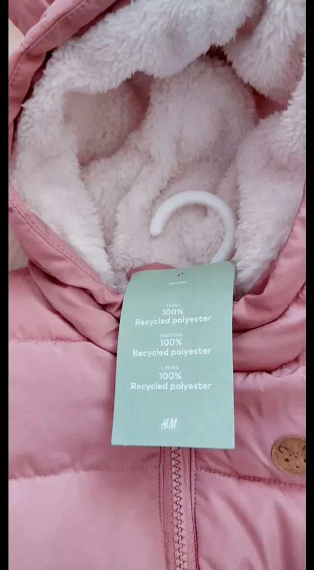 Mono de nieve rosa con capucha y orejas