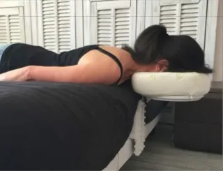 El reposacabezas de masaje universal MassMe