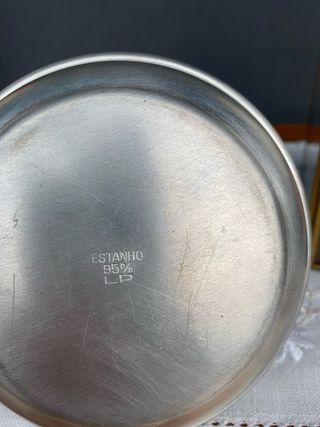 Jarro de vidro com detalhe floral