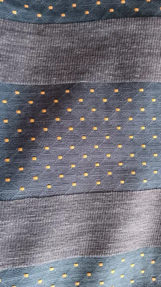 Cortinas azules con pompones amarillos