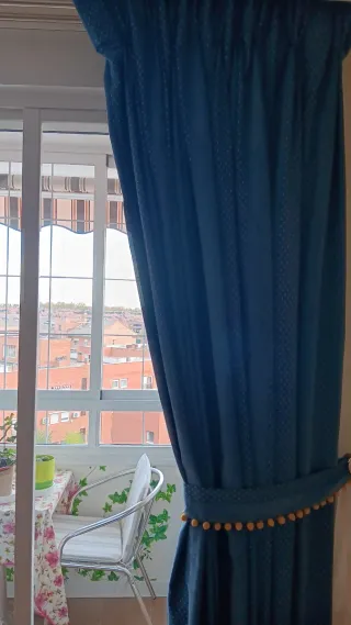 Cortinas azules con pompones amarillos