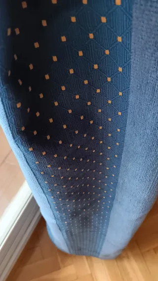 Cortinas azules con pompones amarillos