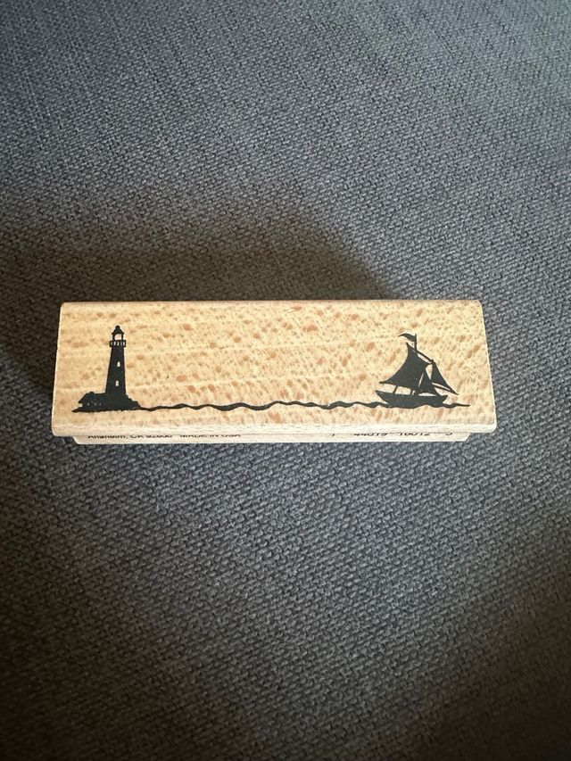 Sello de madera faro y barco