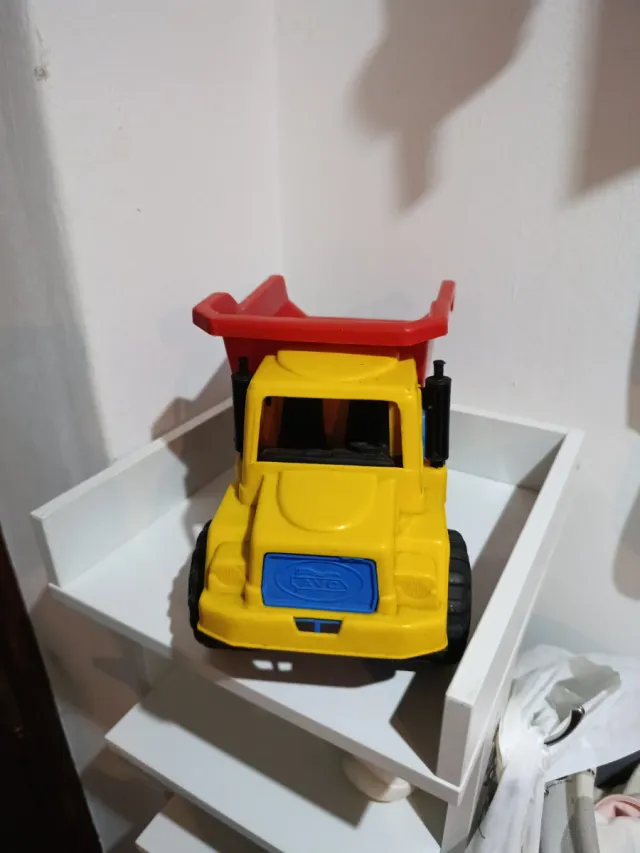 Camión de Juguete Amarillo y Rojo
