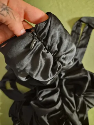 Abito nero corto con rouches