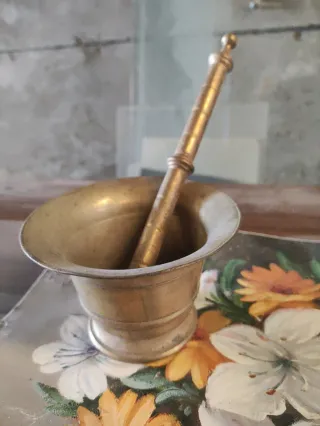 Mortero y mano de bronce