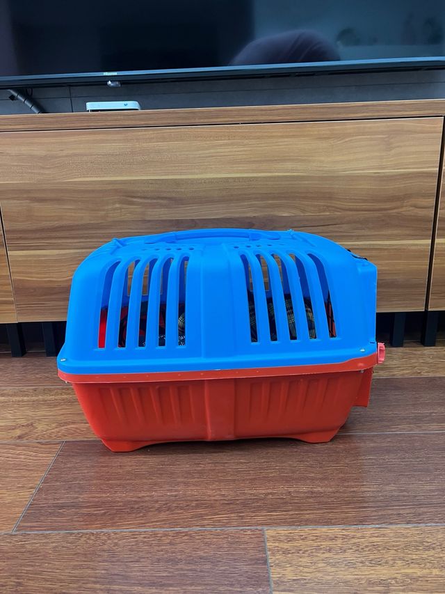 Transportín rígido para mascotas.